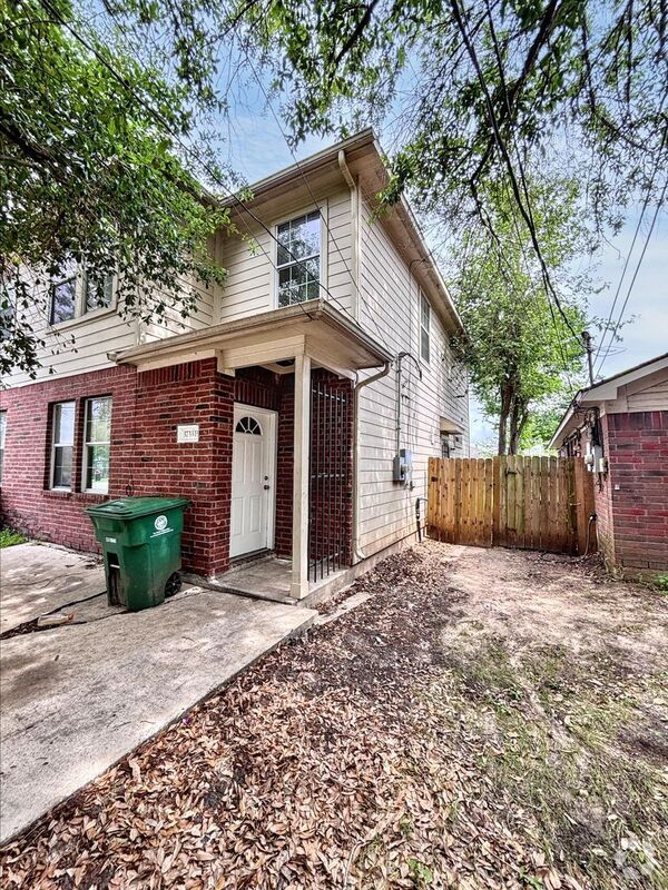 Building Photo - 3733 Amos St