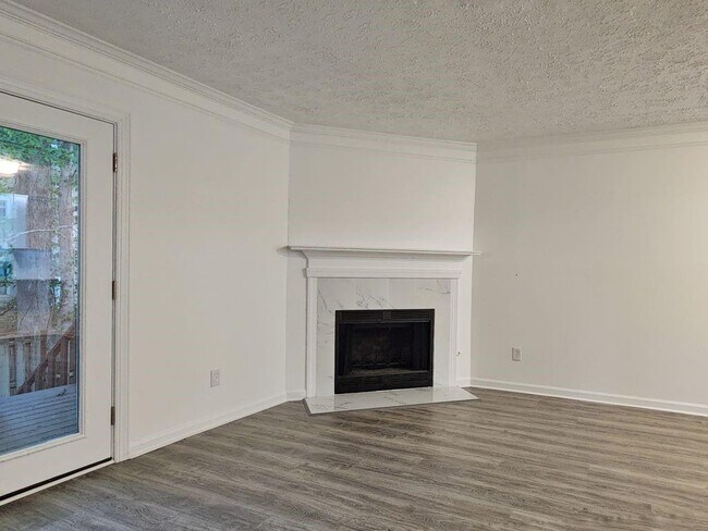 Foto del edificio - 6634 Meadow Green Cir