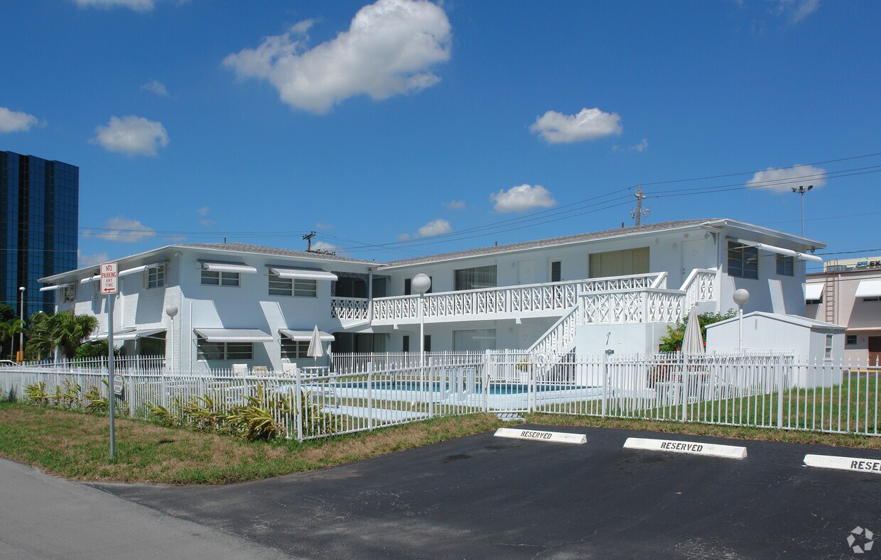 Primary Photo - Stratford Manor