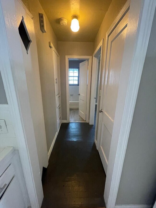 Foto del edificio - 1 Bed 1 Bath Duplex For Lease 8/4/2025