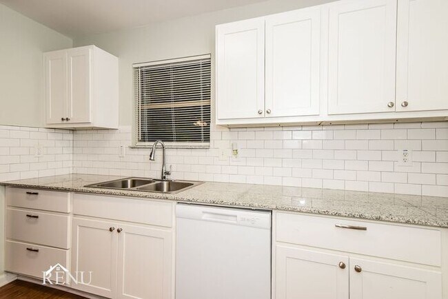 Building Photo - 206 Creek Cove Dr
