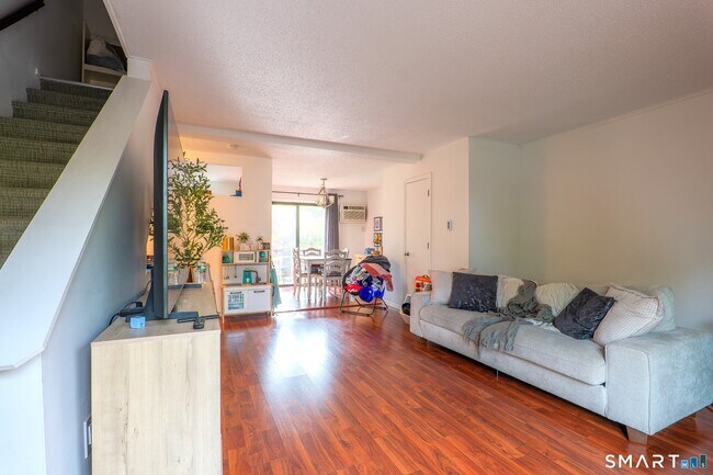 Foto del edificio - 157 Shelter Rock Rd