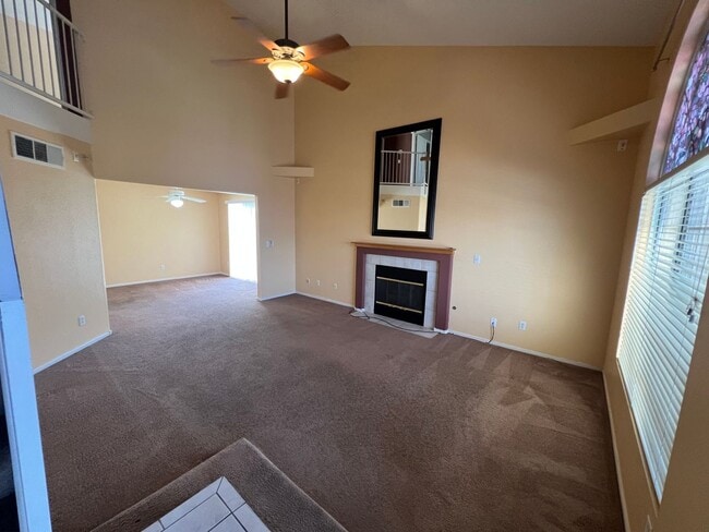 Building Photo - Spacious 2bed/ 2.5 bath Townhouse in Gated Community
