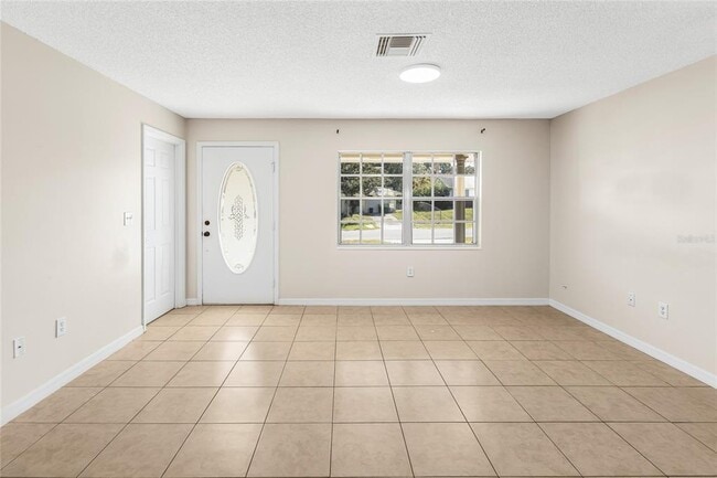 Building Photo - 2707 Lakewood Ln
