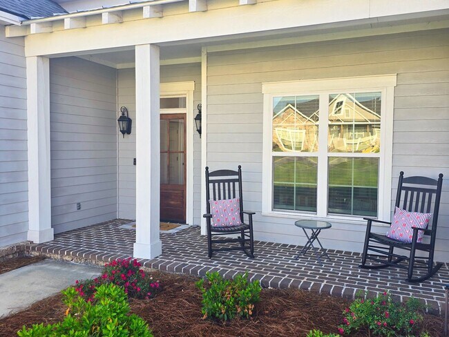 Foto del edificio - Spacious 4BR/3BA Home with Open Floor Plan, Screened Porch & Fenced Backyard