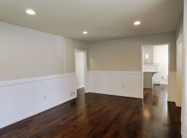 Building Photo - Great 4 Bd 2 Bath Home in Salt Lake Area