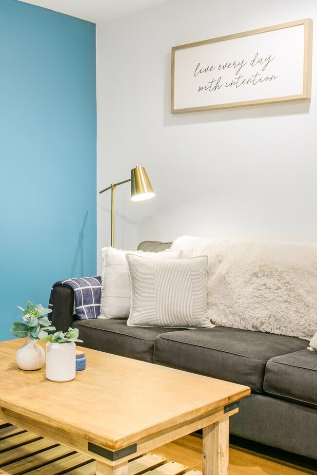 sofá de la sala de estar - 5534 Alcove Ave