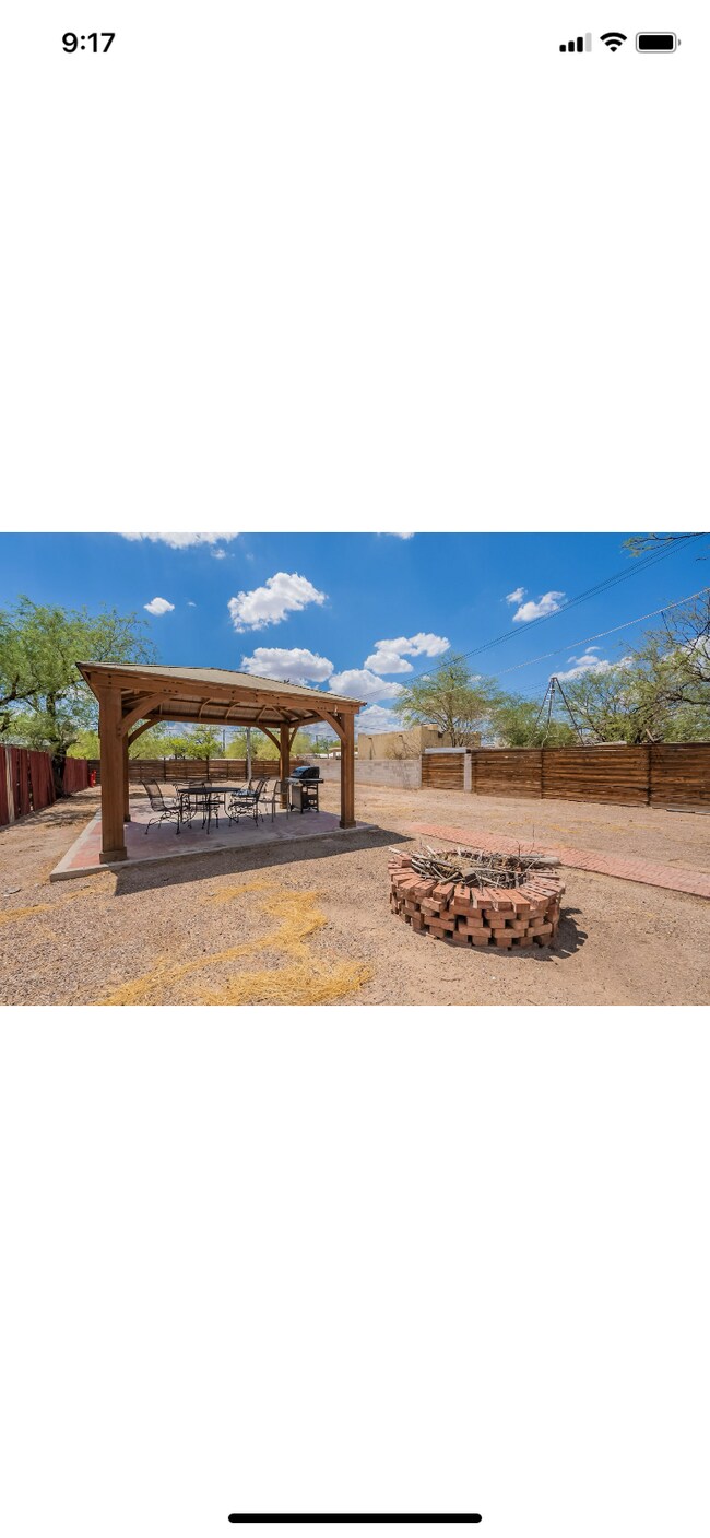 Amplio patio trasero con cenador, muebles de exterior y barbacoa. - 1229 N 4th Ave