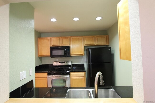 Building Photo - 18 Andarrios