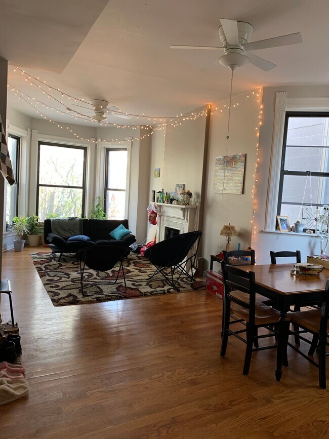 Living room - 1038 S Oakley Blvd