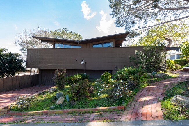 Foto del edificio - Gorgeous Historic Point Loma Harbor View H...