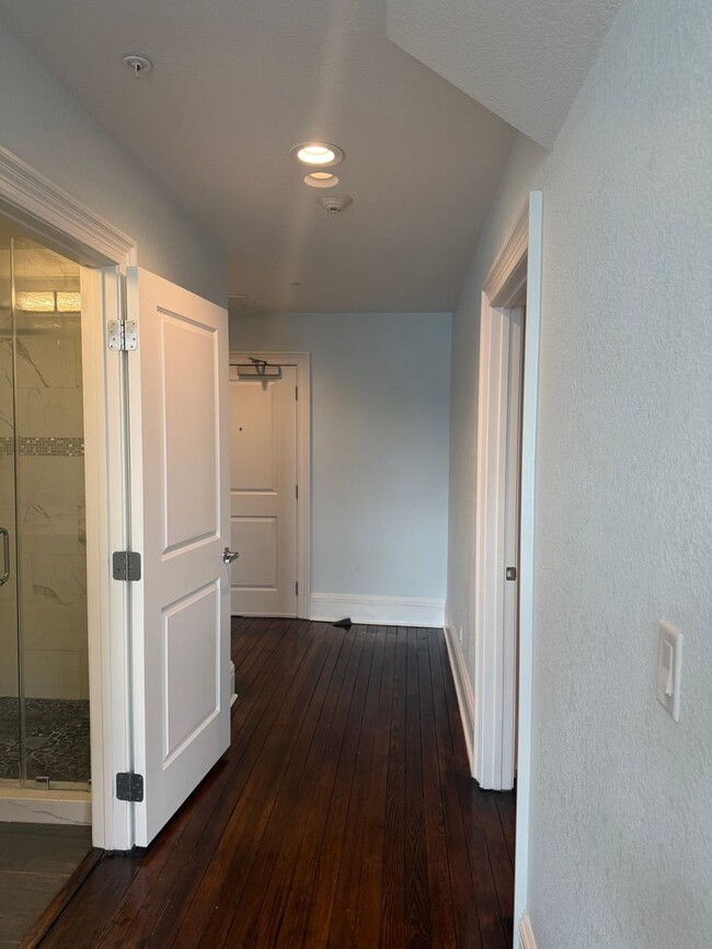 Building Photo - Modern Apartment Downtown Washington