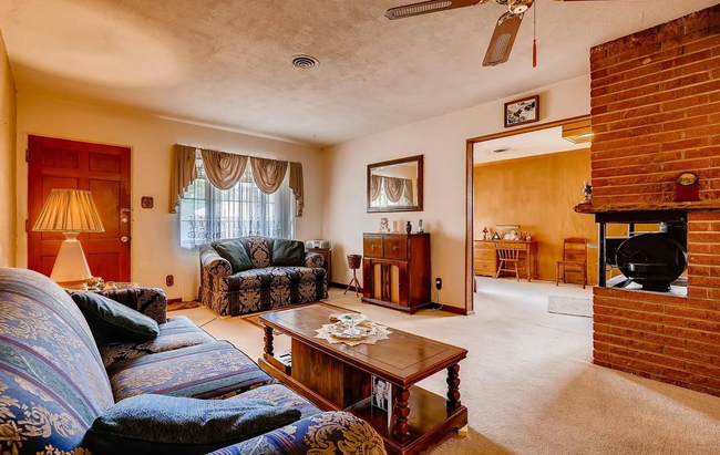 Building Photo - 3 bedroom / 2 bathroom house with large ba...