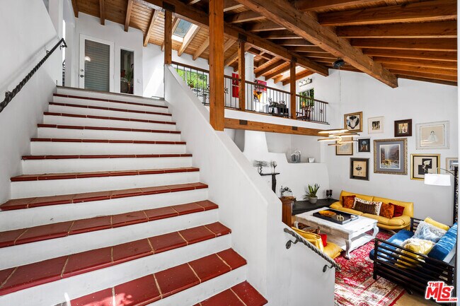 Foto del edificio - 1001 N Beverly Glen Blvd