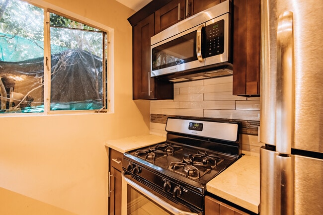 Building Photo - 436 S Oakhurst Dr
