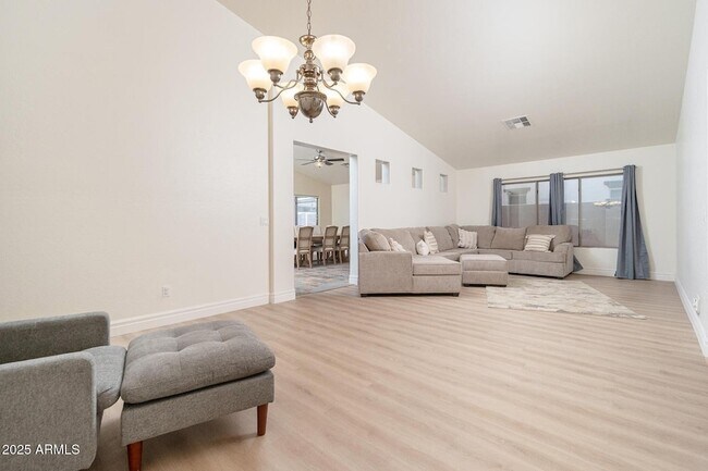 Foto del edificio - 25256 W Darrel Dr