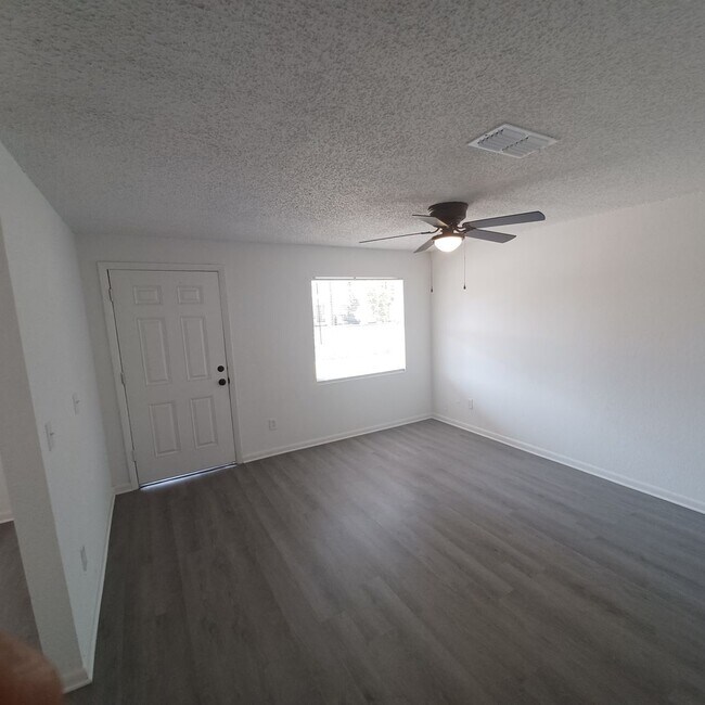 Building Photo - Remodeled Cozy 4 BR 2 BA Home