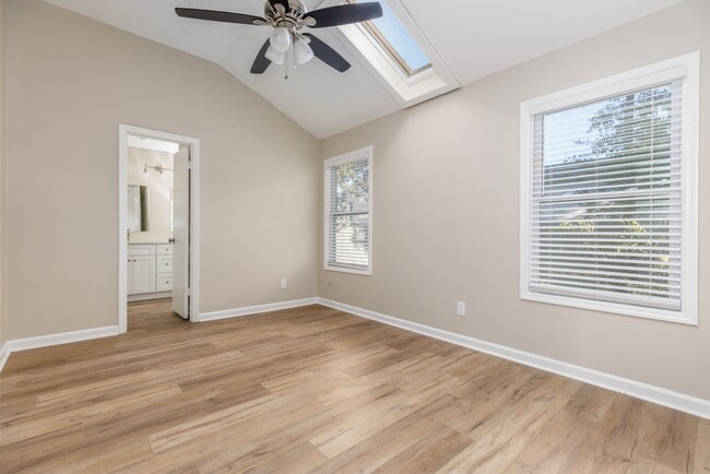 Foto del edificio - 208 Mountain Creek Dr