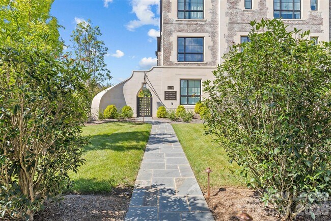 Foto del edificio - 1172 Queens Rd