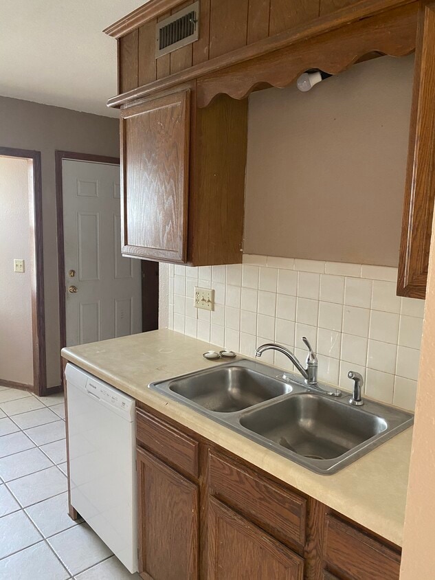 Building Photo - 1758 N Woodrow Ct