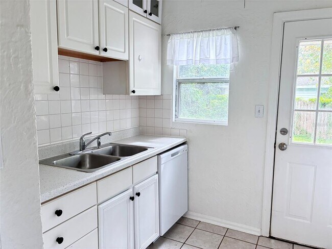 Foto del edificio - 1650 Crestwood Dr