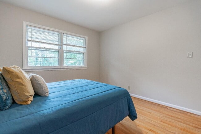 Building Photo - Spacious Updated Home, a 5 minute walk to bus 186.