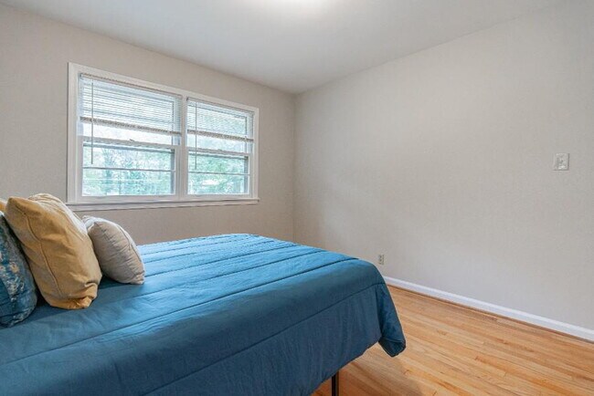 Foto del edificio - Spacious Updated Home, a 5 minute walk to bus 186.