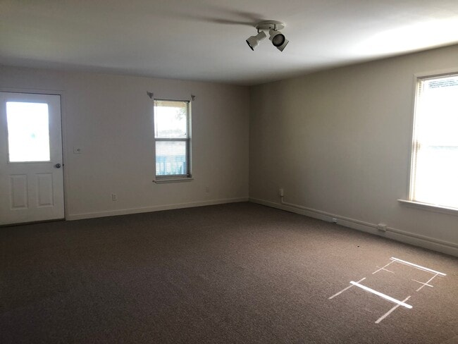 Building Photo - 922 Willow Creek Rd