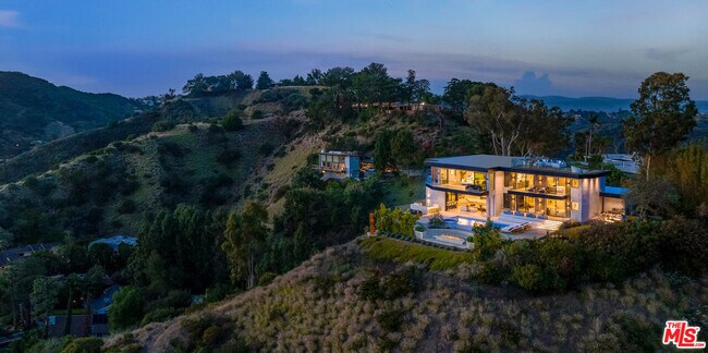 Building Photo - 1731 Summitridge Dr