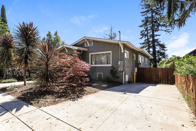 Building Photo - Furnished 1920 Craftsman Bungalow Available In The Dimond District!