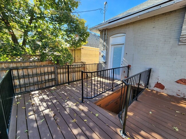 Building Photo - Amazing Avenues 2 bd house! Real Hardwood!