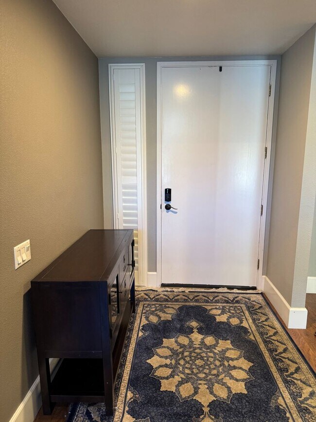 Foto del edificio - Gorgeous 3-Bedroom House in Gold River wit...