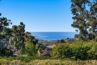 Building Photo - 8070 La Jolla Scenic Dr N