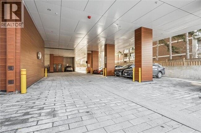 Photo du bâtiment - 223 St Clair Ave W