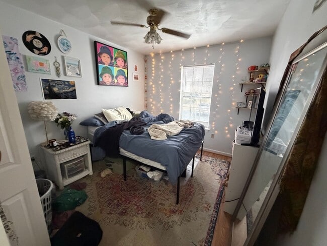 Building Photo - 4 Bedroom, 2.5 Bathroom Townhouse in the heart of Blacksburg