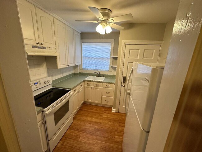 Kitchen - 2743 Riverside Ave Apartments