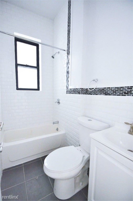 Building Photo - 1 br, 1 bath Apartment - 578 E 3rd St Unit 1