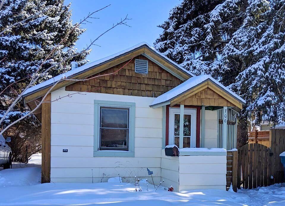 Primary Photo - Cute Single Family Detached Home with Fenc...