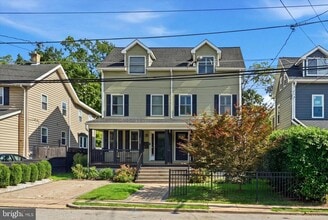 Building Photo - 713 Preston Ave