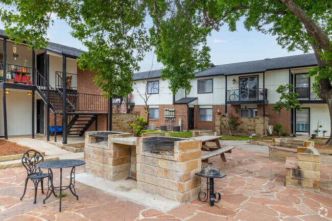 Patio - Gruenewood Villa Apartments