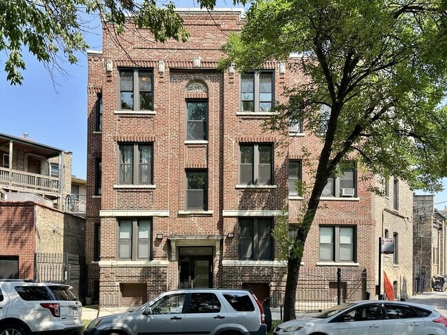 Building Photo - 2647 N Sawyer Ave