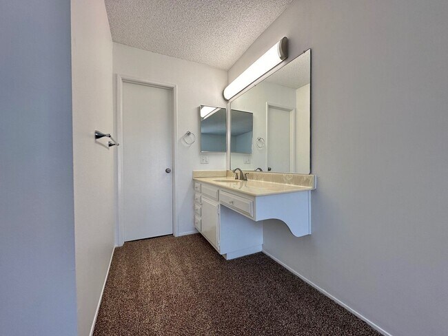 Foto del edificio - Upgraded 2 Bedroom Condo in San Carlos!!  Water/Sewer/Trash Included!!