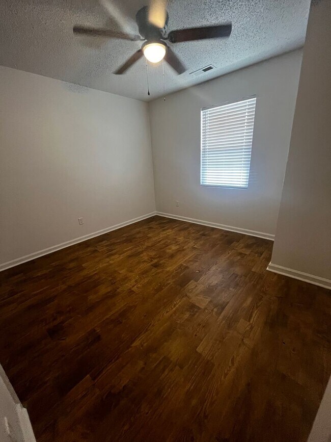 Foto del edificio - 3 Bedroom 1 Bath apartment!