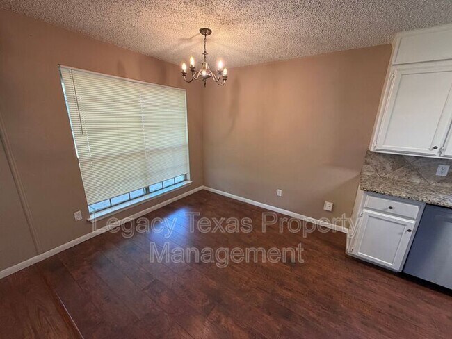 Foto del edificio - 513 Willow Cir W