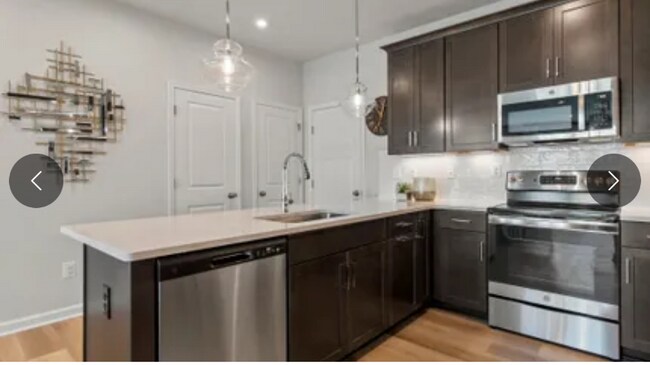 Building Photo - 658 b