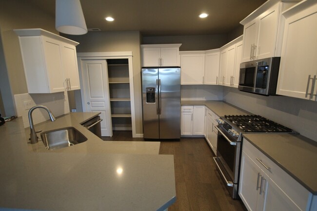 Building Photo - Like New Home Near Hospital, All Appliances, Air Conditioning, Fenced Yard, Dbl Garage