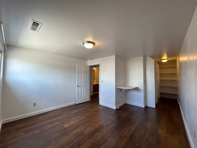 Building Photo - 824 W Custer St