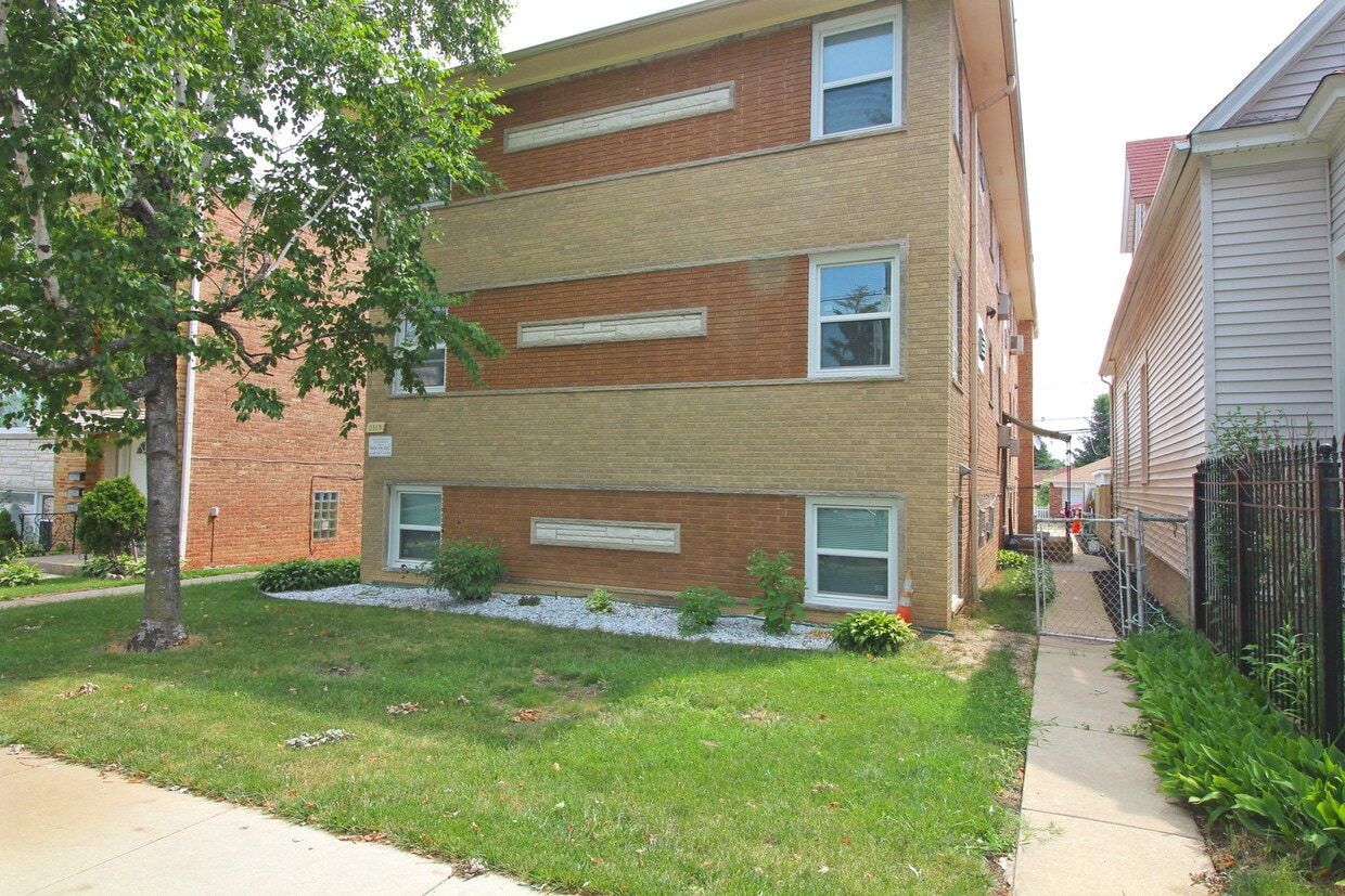 Primary Photo - 3119 N Narragansett Ave