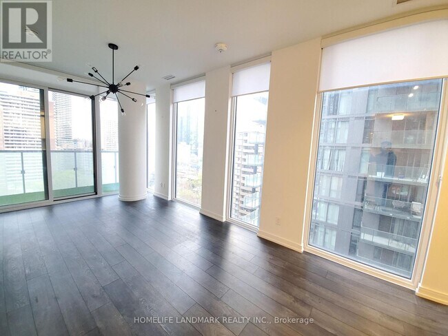 Photo du bâtiment - 28 Wellesley St E