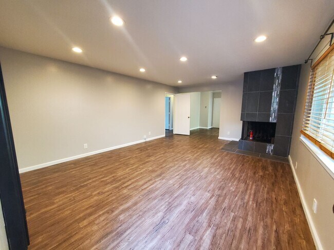 Building Photo - EBN T 428